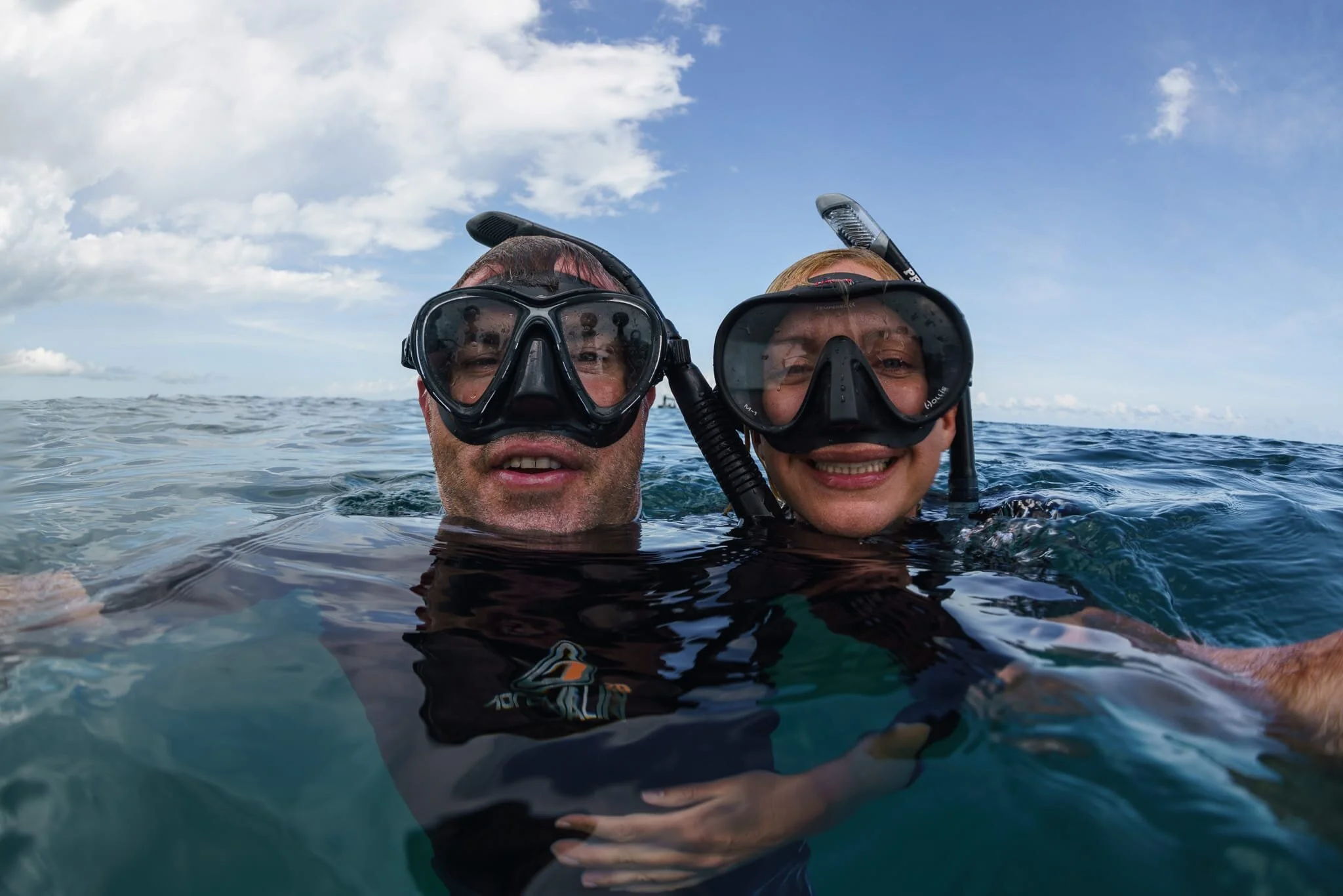 Simon in his Cressi Big Eyes Evolution mask and Mads in her Hollis M1 mask, floating at the surface