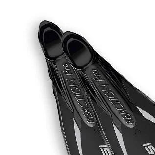 Cressi Reaction Pro full-foot dive fin, showing the enclosed heel and rubberised sole